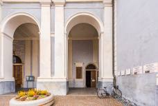 Portone d'accesso al Chiostro da piazza Duomo